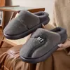 Zapatillas de algodón de nuevo estilo 2026 para mujer, otoño e invierno, para interior, antideslizantes, cálidas, sencillas, zapatos de algodón para parejas, pantuflas de punta cerrada para hombre