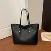 Bestseller de comércio exterior transfronteiriço: Bolsa de ombro grande com padrão trançado em PU para estudantes universitárias, adequada para a aula e como bolsa de mão para o trajeto