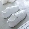 Zapatillas blancas para mujer con diseño de grulla de almohada blanca 2026 verano nuevo versión coreana versátiles zapatillas de suela gruesa populares zapatos de papá zapatos de moda de celebridad de internet