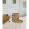 Primer Encuentro Temporada 2026: Nueva colección otoño/invierno de botas de moda para mujer de gamuza, punta fina y caña corta, incluyendo botas de cowboy estilo western.