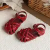 Sapatos infantis fofos de bico fechado 2026 novos sandálias de trama de verão para meninas, sapatos de princesa antiderrapantes de sola macia