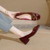 Salto Alto Quadrado Francês Salto Grosso Feminino 2025 Novo Sapatos de Casamento Vermelhos Primavera e Outono Couro Envernizado Salto Médio Bico Fino Sapatilhas