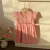 2026 Verano Ropa Infantil Bordado de Fresa Cuello Redondo Vestido para Niñas Mangas Volantes Dulce Elegante Vestido para Bebé Venta al por Mayor