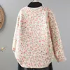 Foto real de una chaqueta acolchada de algodón ajustada, corte slim para mujer, una capa interior fina y cálida de algodón para usar en invierno