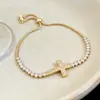 Pulseira Cruz Zircônia Europeia e Americana Banhada a Ouro Real 14K Exquisita Versátil Luxo Leve Sensação de Alto Padrão Joia de Mão