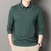 Nueva colección de otoño de camisetas de manga larga para hombres de mediana edad y mayores, con un diseño casual tipo camisa de dos piezas, corte holgado y cuello tipo polo.