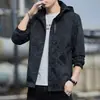 Jaqueta corta-vento com capuz texturizado discreta masculina, bolsos laterais ocultos, leve, lisa, para viagens curtas, top casual