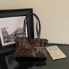 Nova bolsa tote de nicho estilo coreano 2026 para mulheres, bolsa de ombro casual e estilosa, bolsa de axila de cor sólida de alta qualidade e moderna