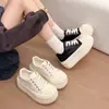 Tênis estudantil de sola grossa, sapatos brancos versáteis para mulheres, perfeitos para baixinhas, estilo plataforma, coleção primavera/outono 2026, novo design casual, super macio e estiloso