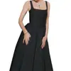 Ropa de mujer transfronteriza europea y americana 2026: un vestido largo, de color liso, cuello cuadrado, cintura alta, corte holgado y con tirantes, lujoso y elegante