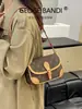 Bolso de hombro versátil de monograma de lujo ligero vintage de nicho para mujer, nuevo bolso baguette para debajo del brazo y cruzado 2025