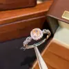 Anel de zircônia com corrente e diamante quadrado esmeralda para e-commerce transfronteiriço, alternativa deslumbrante para anel de casamento, sensação de alta qualidade, delicado e requintado para o dedo indicador.