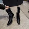 Novas Botas Slim Outono/Inverno 2026 com Salto Alto Fino, Bico Fino, Couro Macio Elegante, Zíper Traseiro, Botas Curtas Versáteis Estilo Coreano