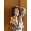 Ahora la Nueva Colección Otoño 2026 de Obj*T de Dongdaemun, Corea, Presenta un Suéter de Punto con Cuello en V Suave y Delicado Estilo Francés