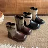 Botas Martin para meninas, nova coleção outono 2026, botas curtas para meninas, botas de couro de cano médio estilo britânico retrô para crianças, modernas e estilosas
