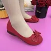 Sapatos femininos de couro macio com laço, sapatos de mãe de sola macia mais vendidos no outono de 2026, mocassins planos slip-on de superfície macia para mulheres