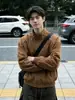 Chaqueta Bomber Retro Americana con Cuello Alto para Hombre Otoño Corta Cuadrada Hombro Recto Chaqueta de Trabajo Fresca y Elegante Chaqueta de Esquí a Prueba de Tres