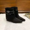 2026 Botas de Moda Desmontables Botines Cortos para Mujer Cinturón Retro Pierna de Pantalón Gamuza Moda Otoño Invierno Punta Puntiaguda Hebilla Apilada Sensación