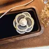 Broche de Camelia y Perla Estilo Francés, Broche Versátil Elegante y de Alta Gama para Otoño e Invierno, Accesorio para Traje y Abrigo