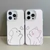 Funda para teléfono de pareja con gatito y cachorro atrapando mariposas, adecuada para Apple 18PROMAX, funda rígida iPhone17 plateada degradada