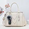 Bolso 2025 Nueva Moda Versátil Bordado Bolso de Mano para Mujer Bolso de Hombro Cruzado con Colgante de Borla Bolso de Viaje para Mujer