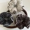 Scrunchie de Tricô Macio e Fofo Estilo Coreano com Flores e Enchimento de Algodão para Mulheres, com Borda Travada, Elástico de Cabelo Fofo, Acessório Elegante para Coques