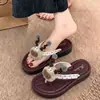 Chinelos Flip-Flop de Couro Preto Desenho Animado 2026 Novo Estilo Moda Casual Tira de Dedo Chinelo Plano Antiderrapante Solado Macio Sapatos de Praia Atacado