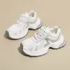 Tênis novos estilo coreano para pais de primeira viagem para mulheres verão 2026 estudante esportivo casual sola grossa aumento de altura malha respirável FC02