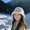 Sombrero de pescador de felpa de color liso para mujer, cálido en invierno, hace que la cara se vea más pequeña, esponjoso y suave, sombrero tipo cubo versátil para cabezas grandes