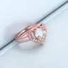 Un conjunto de pendientes collar anillo de corazón de melocotón chapados en oro con circonita microincrustada de material de cobre conjunto de cuatro piezas de joyería de comercio europeo y americano