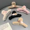Presilha de Cabelo de Pelúcia em Formato de Coração para Outono e Inverno para Mulheres, Estilo de Alto Padrão, Adequada para Penteados Presos na Parte de Trás da Cabeça, Presilha Jacaré, Acessório de Cabelo Moderno e Versátil