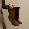 Botas de salto grosso femininas Melard, novo estilo outono 2026, retrô, perfeitas com vestidos, emagrecem, versáteis, botinhas de sola macia