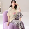 Pijama cropped de manga curta no atacado para mulheres, novo estilo de algodão para o verão, doce e adequado para estudantes, pode ser usado fora de casa, conjunto de duas peças para casa