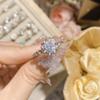 Anillo de bodas Camellia ruoxinghe Serie chapado en oro de 18 quilates color fuego brillante circonio 3A INS Anillo abierto combinable para mujer