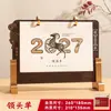 Calendário de Mesa de Madeira Estilo Chinês Ano do Carneiro 2027 com Porta-Caneta Ornamento Multifuncional para Desktop Calendário de Escritório com Impressão para Negócios