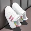 Nueva colección primavera y otoño 2025: Tenis de piel para niñas con correas de velcro, blancos, de suela suave, antideslizantes y adecuados para uso casual y deportivo.
