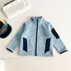 Valle del Viento 2026 Invierno Nueva Chaqueta Estilo Coreano Personalizada para Niños con Bloques de Color Cuello Alto con Forro Polar, Elegante Chaqueta para Niños
