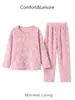 Pijama infantil de forro polar coral, engrosado para otoño e invierno, con diseño jacquard de patrón de diamantes, hecho de franela, con cuello redondo, mangas largas y pantalones largos, proporcionando calidez