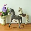Caballo Mecedora de Madera Retro Europeo Viejo Colorido Pequeño Caballo de Madera Decoración de Escritorio para el Hogar Habitación de Niños Adorno Dorado Caballo