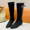 Botas de montar cuadradas retro estilo británico para mujer, nuevo modelo otoño 2026, con hebilla de cinturón, de caña alta, adelgazantes, adecuadas para figuras menudas
