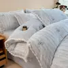 Conjunto de quatro peças em veludo de leite grau A com bordados florais, alta densidade, espesso e quente, adequado para uso no inverno, feito de flanela francesa e fleece de coral, um conjunto de três peças para dormitórios