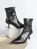 Botas Salto Agulha Alto Bico Fino Versáteis com Fivela em Couro Preto 2025 Retro Nicho Zíper Traseiro Elásticas Slim Botas Curtas