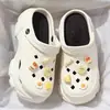 Zuecos de diseño floral con suela gruesa para mujer, sandalias de punta cerrada, nuevas de moda de verano antideslizantes 2026 estilo playa con aumento de altura