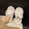 Pantuflas peludas de girasol estilo hada para mujer, moda versátil de otoño e invierno 2026, pantuflas planas de tira cruzada