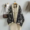 Bufanda de Imitación Cachemir Estilo Tweed con Camelia para Mujer en Otoño e Invierno Nueva Elegante Versátil Decorativa Engrosada Cálida Chal Largo