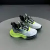 Tênis esportivo infantil, novo modelo de outono com fivela giratória, leve e respirável, calçado casual para meninos mais velhos, tênis de corrida moderno e estiloso