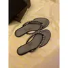 Sandalias Negras Retro de Nicho Zapatos Planos Franceses para Mujer 2025 Nuevo Estilo Chanclas de Dedo con Tira y Pedrería para Uso Exterior