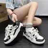 Zapatos blancos de suela gruesa para mujer, nuevos 2023, de estilo coreano con combinación de colores, zapatillas de plataforma buenas para aumentar la altura, zapatillas deportivas casuales para estudiantes universitarias