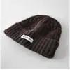 Touca de Tricô de Cor Pura com Etiqueta de Tecido, Simples, Casual e Versátil, para Homens e Mulheres, Outono e Inverno, Viagem ao Ar Livre, Quente e Proteção para as Orelhas