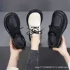 Sapatos Pequenos de Couro Femininos Estilo Britânico Primavera 2024 Novo Estilo Universitário Sola Grossa Versátil Aumento de Altura Sapatos Femininos tamanho grande 42